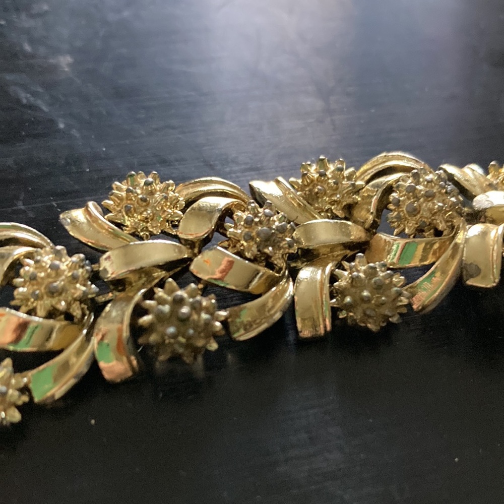 Pretty Statement Bracelet Goldtone - image 2